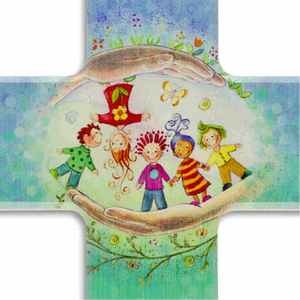 Kinderkreuz Wir sind in Deiner Hand - Kinder umgeben von Gottes Hand Holz bunt 15 x 9 cm