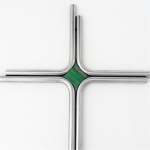 Edelstahlkreuz Wandkreuz modern silber matt 2 runde Balken versetzt mit Glasstein grn 27 x 20,5 cm