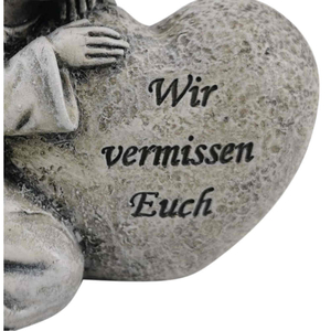 Trauerengel mit Herz Wir vermissen Euch Kunststein wetterfest 12 x 8 x 10,5 cm