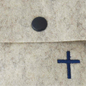 Rosenkranz Wollfilz Etui hellgrau Motiv Kreuz blau ca. 8 x 9 cm Merinowolle Handarbeit