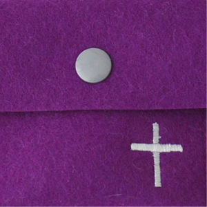 Rosenkranz Wollfilz Etui violett Motiv Kreuz silber ca. 8 x 9 cm Merinowolle Handarbeit